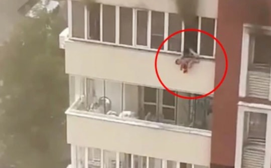 Cháy chung cư người mẹ buộc lòng ném con từ độ cao 30m và màn giải cứu nghẹt thở
