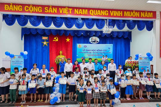 Trao 88 suất học bổng cho học sinh, sinh viên tỉnh Vĩnh Long