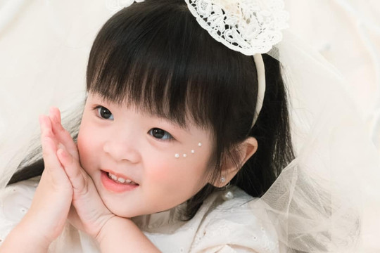 Con gái Trương Mỹ Nhân - Phí Ngọc Hưng được khen như tiểu công chúa, mới 3 tuổi đã bộc lộ tính cách đáng khen