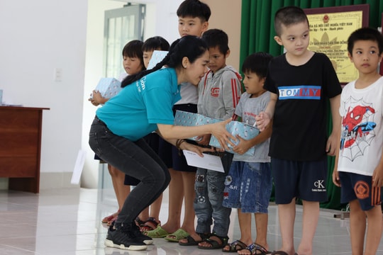 Cơm Niêu Sài Gòn chung tay tiếp sức em đến trường