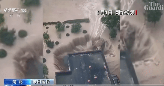 Hố sụt khổng lồ xuất hiện ở Trung Quốc sau mưa lớn