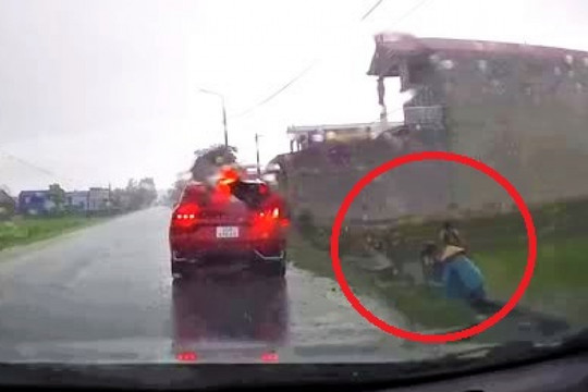 Clip: Ô tô tông 2 người đi xe máy lao xuống ruộng nước