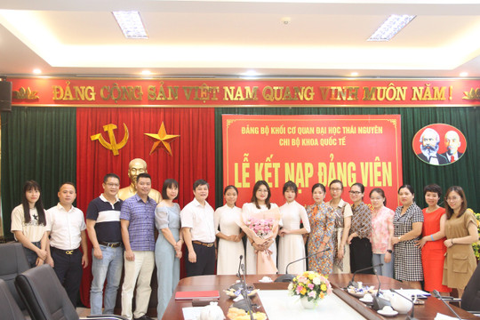 Sinh viên Khoa Quốc tế ĐH Thái Nguyên vinh dự đứng trong hàng ngũ của Đảng