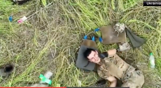 Bò lê giữa chiến trường, lính Ukraine được máy bay không người lái cứu