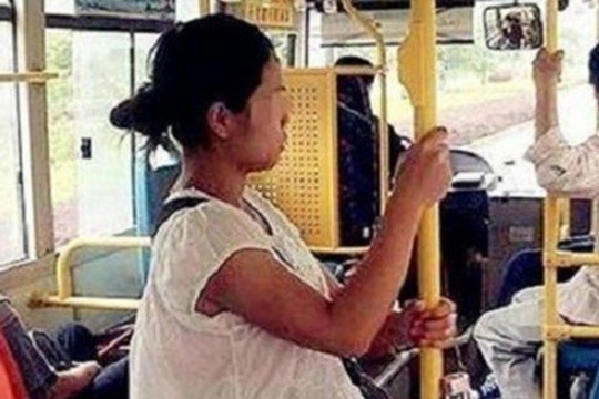 Con trai 6 tuổi không nhường ghế trên xe buýt cho bà bầu, lời nói của người mẹ khiến cả xe đồng tình