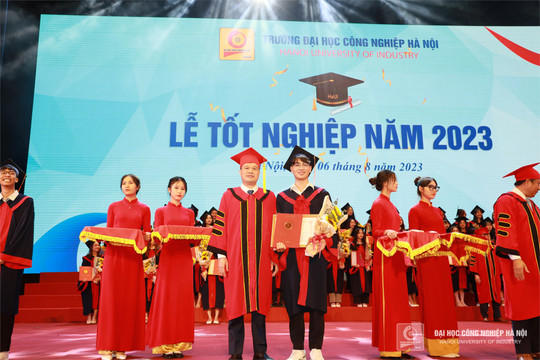 Trường ĐH Công nghiệp Hà Nội trao bằng tốt nghiệp cho gần 5.000 học viên