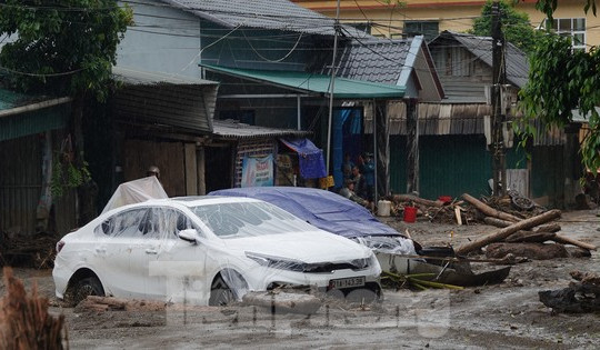 Cảnh nhà cửa bị lũ cuốn trôi, xe cộ bị chôn vùi dưới dòng nước xiết ở Yên Bái
