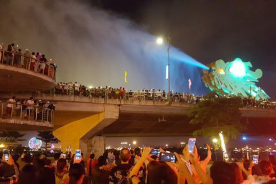 Hàng nghìn người ở Đà Nẵng phấn khích chiêm ngưỡng màn trình diễn cầu Rồng