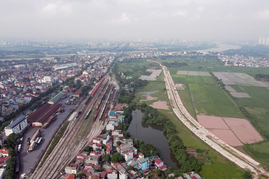 Toàn cảnh tuyến đường Phan Đăng Lưu - Yên Thường đang mở gần ga Yên Viên, Hà Nội