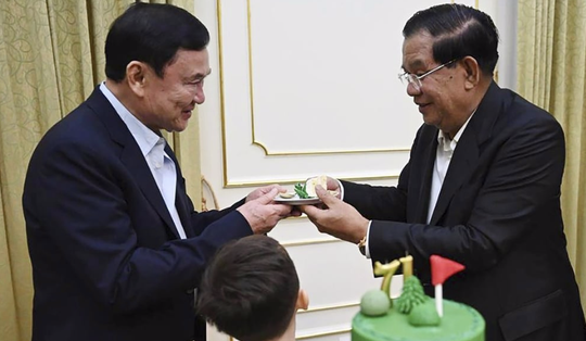 Cựu Thủ tướng Thái Lan Thaksin bất ngờ xuất hiện trong tiệc sinh nhật Thủ tướng Campuchia Hun Sen