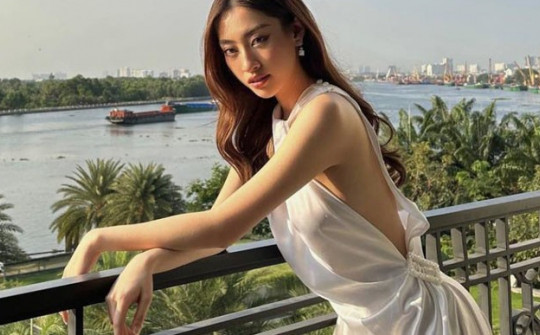Hoa hậu Cao Bằng mặc hở mạn sườn, quyến rũ dưới nắng mùa hè