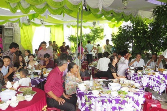 Cả làng đau bụng sau tiệc cưới hơn 500 khách dự ở Quảng Bình
