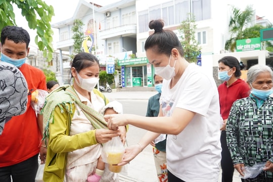 Thầy trò nấu cháo cho bệnh nhân nghèo