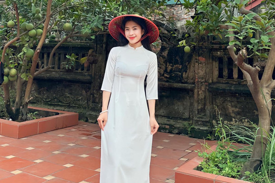 Thanh Nhã khoe dáng trong tà áo dài Việt Nam, được khen đẹp duyên dáng