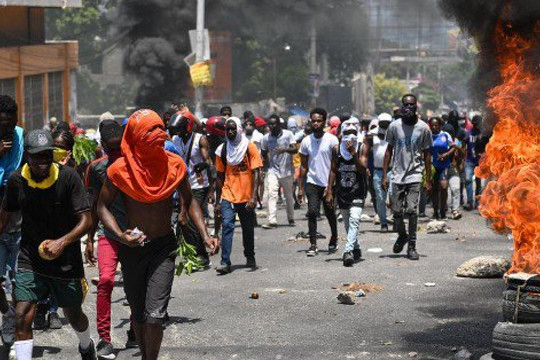 Haiti chìm trong bạo lực băng đảng và biểu tình, Mỹ đóng cửa đại sứ quán