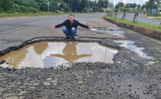 Đắk Lắk: Vừa chi 9 tỉ đồng vá "ổ voi", đường 700 tỉ lại chi chít "ổ gà"