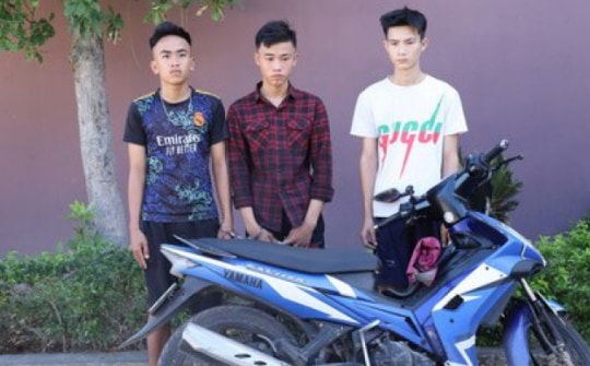 3 đối tượng khống chế nam sinh đưa vào vườn tràm đánh đập, cướp tài sản