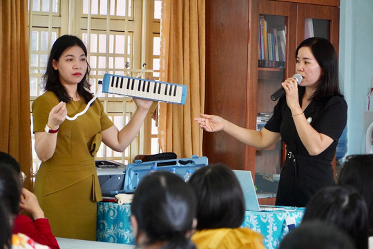 Giáo viên Tiểu học ở Kon Tum làm quen với sáo Recorder và Kèn phím