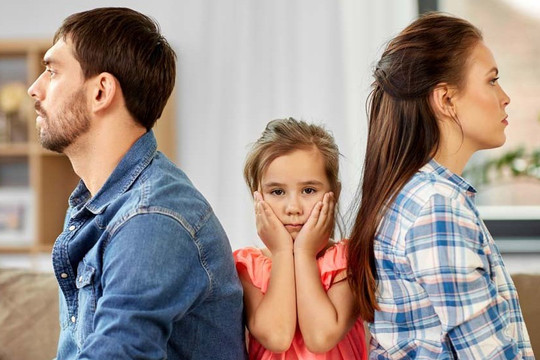 7 cách giúp trẻ bình tâm khi cha mẹ ly hôn