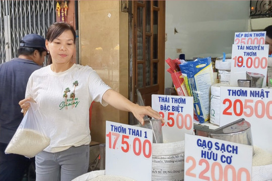 Giá gạo tăng, tiểu thương tại TP.HCM thận trọng nhập hàng
