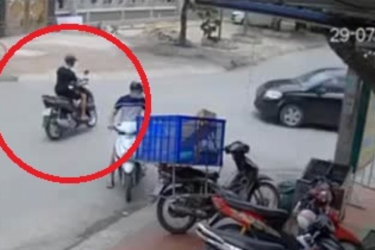 Clip: Vội vài giây, ô tô tông văng xe máy khiến nam tài xế lộn santo trên không