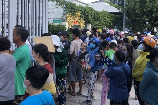 Hàng trăm người chen lấn, xô đẩy vì chợ lá 0 đồng ở Bạc Liêu