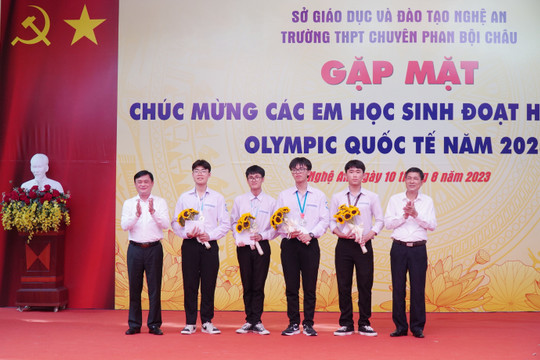 Bí thư Tỉnh ủy Nghệ An gặp mặt chúc mừng 4 học sinh đoạt huy chương quốc tế