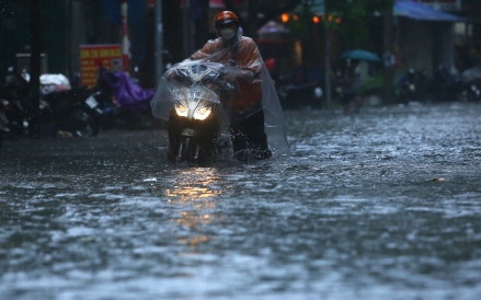 Mưa lớn giữa trưa, nhiều đường phố ở Hà Nội ngập sâu trong nước