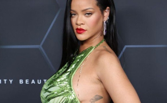 Rihanna ra mắt thời trang táo bạo dành cho bà bầu Savage x Fenty