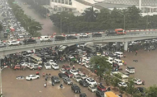 Ngã tư Aeon Mall Long Biên cứ mưa là ngập, chuyên gia lý giải nguyên nhân