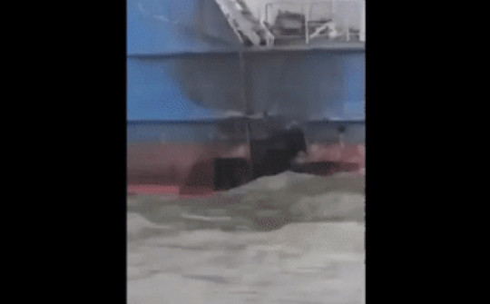 Video: Lỗ thủng ở thân tàu chở dầu Nga sau khi bị xuồng tự sát tấn công gần cầu Crimea