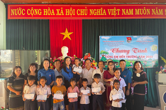 Đoàn TNCS Bộ GD&ĐT tặng quà cho học sinh khó khăn Kon Tum