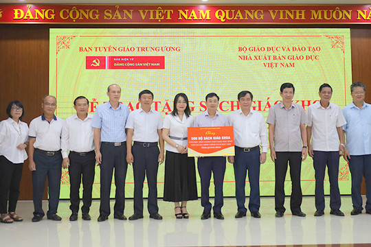 Ban Tuyên giáo Trung ương tặng sách giáo khoa cho học sinh khó khăn Quảng Bình