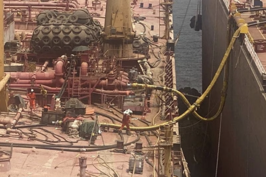 Rút 1 triệu thùng dầu khỏi tàu bị phân huỷ ngoài khơi biển Đỏ