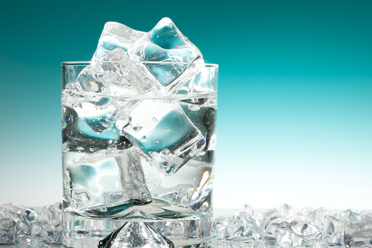 Điều gì xảy ra nếu uống nước đá lạnh thường xuyên?