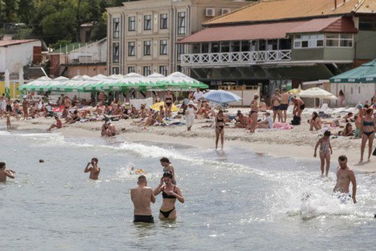 Thành phố Ukraine mở cửa các bãi biển lần đầu tiên kể từ khi xung đột bùng phát