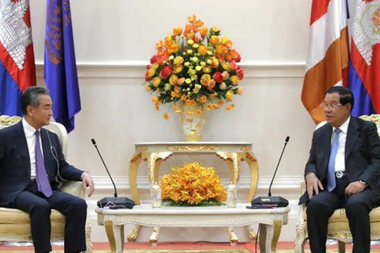 Thủ tướng Hun Sen và ông Hun Manet tiếp ông Vương Nghị