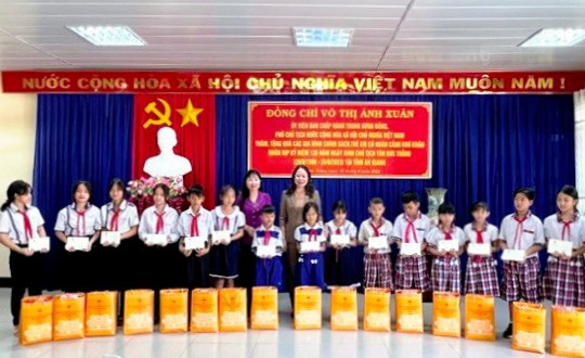 Phó Chủ tịch nước Võ Thị Ánh Xuân tặng quà gia đình chính sách và học sinh