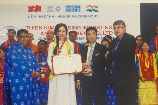 Người đẹp Nguyệt Trần được vinh danh tại Diễn đàn giao lưu Việt Nam - Ấn Độ