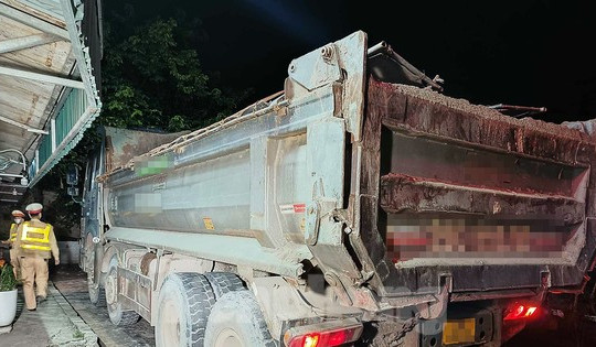 Theo chân cảnh sát ‘đánh trận’ đêm với ‘chim mồi’, xe quá tải ở Hà Nội