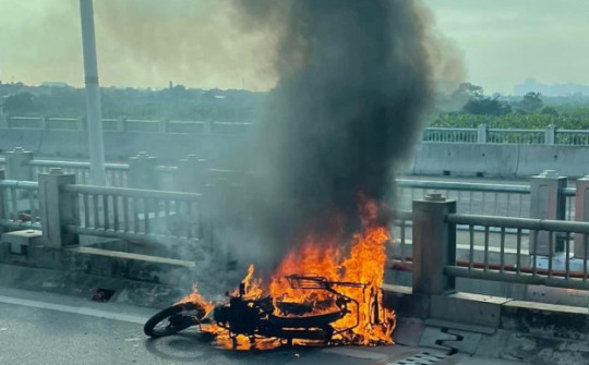Xe máy bốc cháy ngùn ngụt trên cầu Vĩnh Tuy vào giờ cao điểm, giao thông ùn ứ