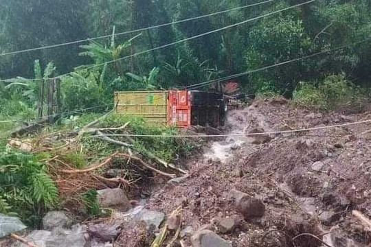 Lào: Tìm thấy thi thể lái xe người Việt Nam trong vụ sạt lở đất ở Quốc lộ 8