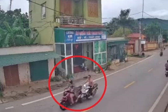 Clip: Tài xế cởi trần phóng xe máy chạy vun vút, tông ngã nữ “ninja” đi xe SH