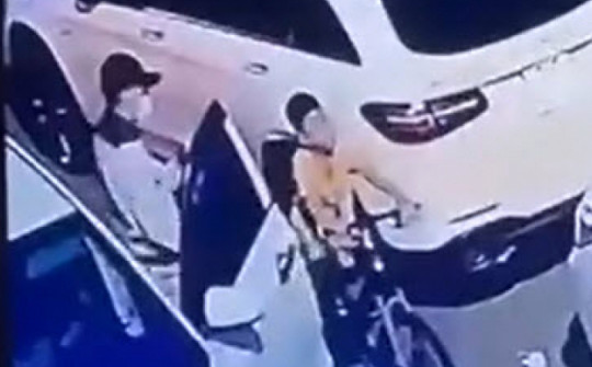 Hà Nội: Cảnh sát giải cứu bé trai bị "bắt cóc" lên ô tô ở Long Biên