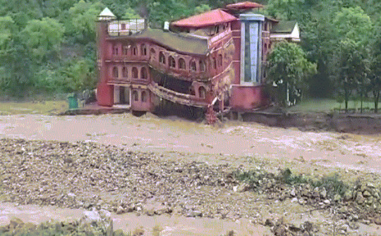 Ấn Độ: Mưa lớn khiến tòa nhà đổ sập, tượng Thần Shiva chìm trong nước
