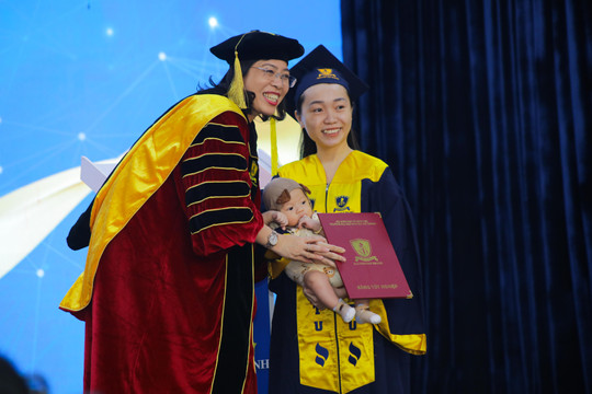 Những câu chuyện thú vị tại lễ tốt nghiệp Trường Đại học Nguyễn Tất Thành