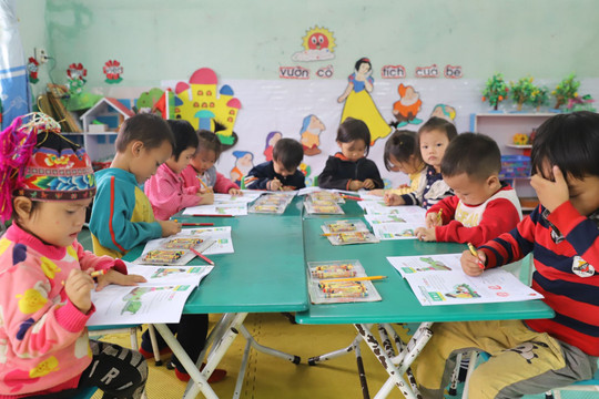 Tổ chức làm quen sớm với đọc, viết và toán cho trẻ mầm non ở vùng DTTS