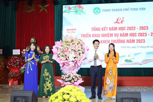 Thành phố Vĩnh Yên khen thưởng giáo viên, học sinh có thành tích xuất sắc