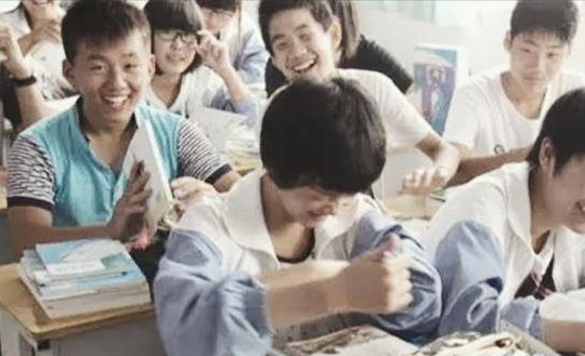 Học trò nghèo đỗ ĐH Thanh Hoa, cả làng góp tiền nuôi đi học, 10 năm sau cậu quay lại "trả ơn" bằng món quà hơn 260 tỷ