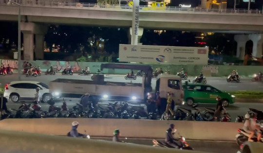 CLIP: Công an chặn nhóm gần trăm người đi xe máy tụ tập ở cầu Sài Gòn